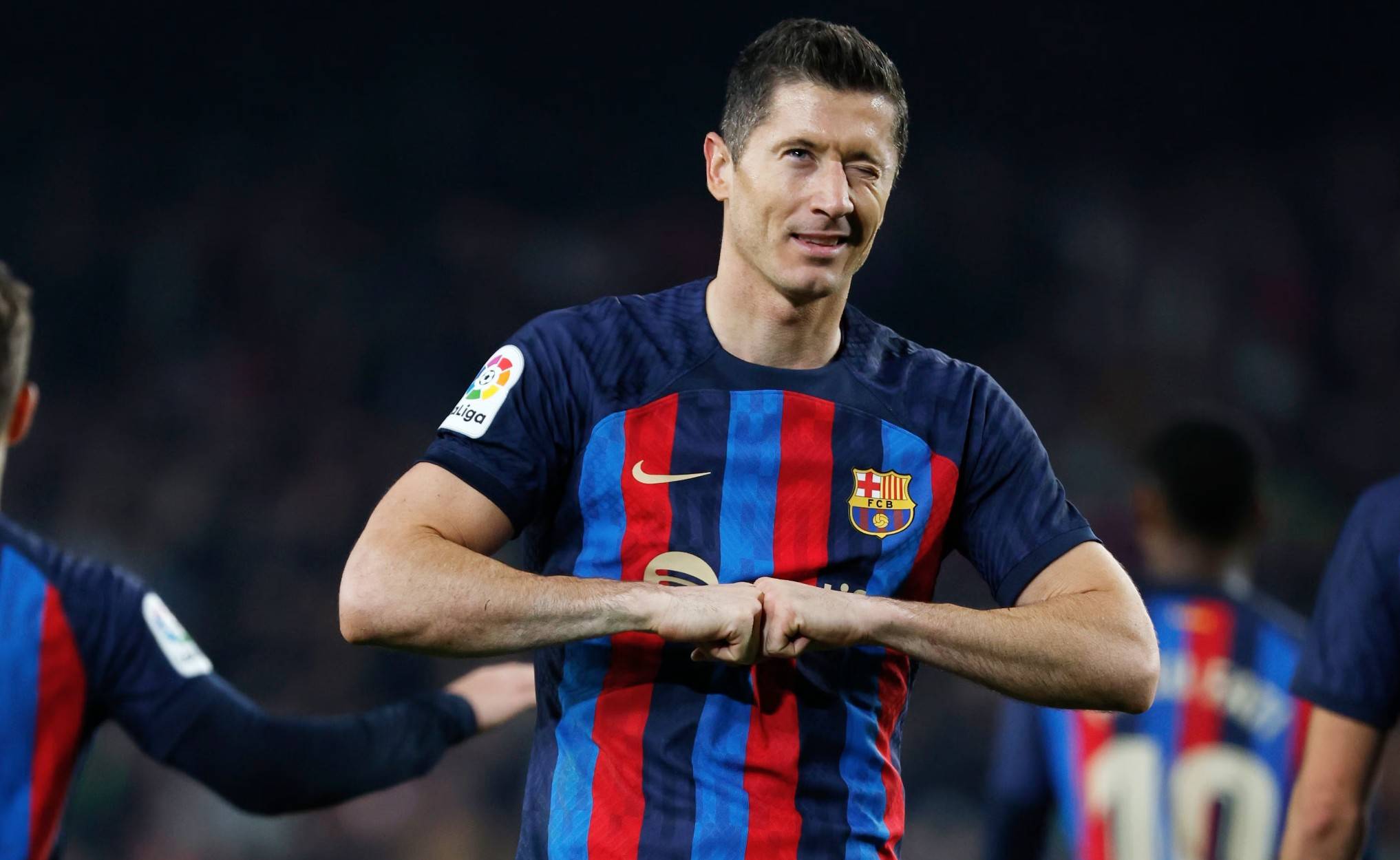 爱游戏入口包含莱万多夫斯基重返赛场，夺冠首场状态出色，G2观众沸腾！的词条