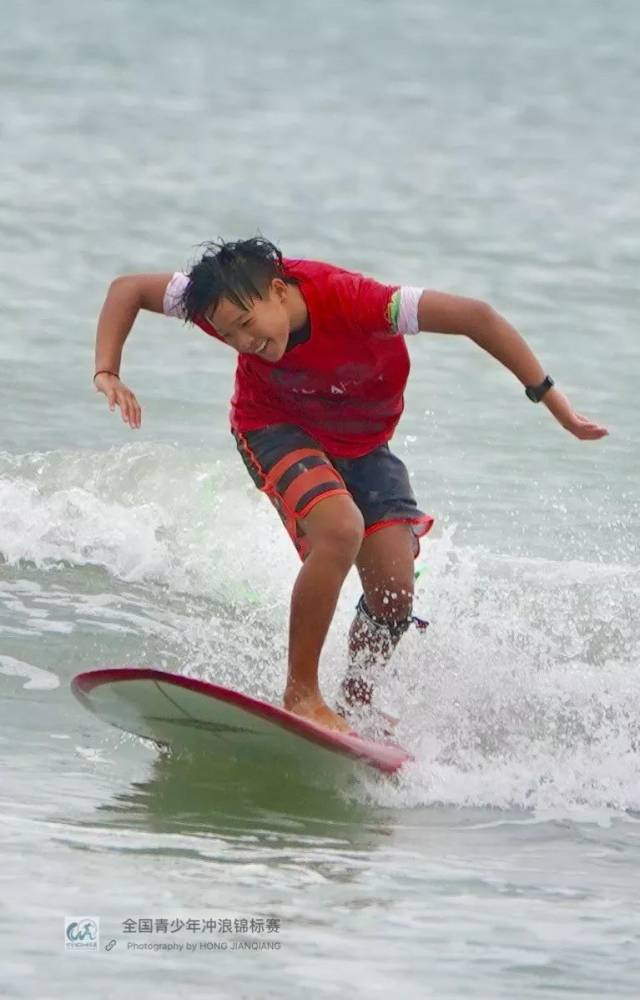 爱游戏体育关于冲浪锦标赛上演强强对话，皖江犀牛队翻盘东城飞鹰队，战术调整见效；回归即成焦点的信息